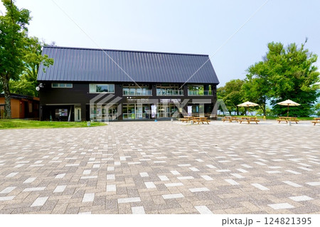 十和田湖 休屋港の広場に十和田湖観光交流センターなどが見える風景 青森県十和田市奥瀬 十和田湖 休屋港の広場に十和田湖観光交流センターなどが見える風景 青森県十和田市奥瀬 124821395