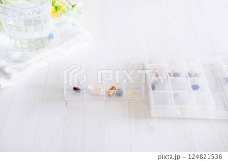 薬と薬ケース 薬と薬ケース 124821536
