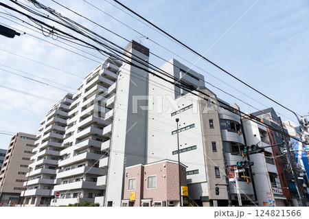 旧甲州街道と品川道天神前線の交差点 春の青空 東京都調布市布田 旧甲州街道と品川道天神前線の交差点 春の青空 東京都調布市布田 124821566