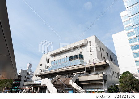 調布市グリーンホールの外観 春の青空 東京都調布市小島町 調布市グリーンホールの外観 春の青空 東京都調布市小島町 124821570