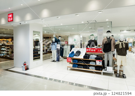 ユニクロ調布パルコ店でお買い物　東京都調布市小島町 124821594
