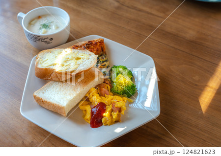 パンとピザとスープの洋風朝食プレート パンとピザとスープの洋風朝食プレート 124821623