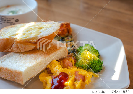 パンとピザとスープの洋風朝食プレート パンとピザとスープの洋風朝食プレート 124821624