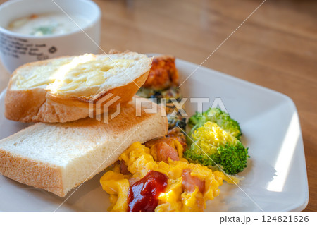 パンとピザとスープの洋風朝食プレート パンとピザとスープの洋風朝食プレート 124821626