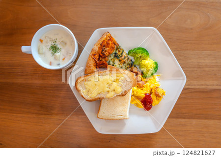 パンとピザとスープの洋風朝食プレート パンとピザとスープの洋風朝食プレート 124821627