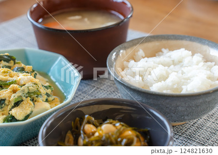 味噌汁と卵とじの和風朝ごはん 124821630