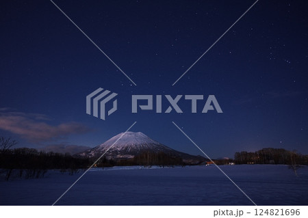 冬の北海道虻田郡ニセコ町 夜の有島記念館から羊蹄山を臨む 冬の北海道虻田郡ニセコ町 夜の有島記念館から羊蹄山を臨む 124821696