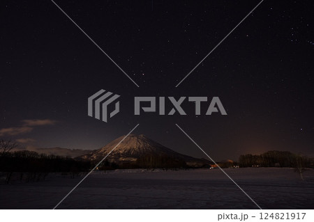 冬の北海道虻田郡ニセコ町 夜の有島記念館から羊蹄山を臨む 冬の北海道虻田郡ニセコ町 夜の有島記念館から羊蹄山を臨む 124821917