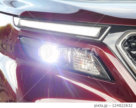 小型乗用車の2段式ヘッドランプ 124822632