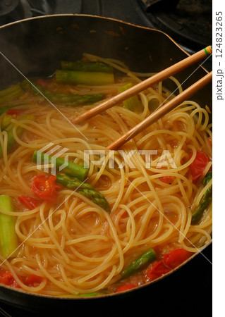 料理中のトマトソースパスタ 124823265