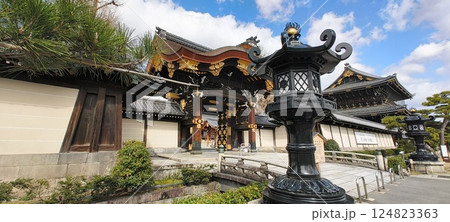 東本願寺の阿弥陀堂門と燈籠 124823363