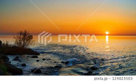 海辺の夕日の風景のイメージ画像 124823503
