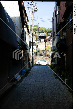 広島県尾道市の裏路地の風景 124823944