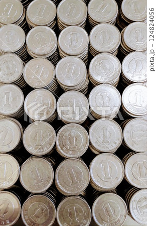 積み上げられた沢山の一円玉 積み上げられた沢山の一円玉 124824056