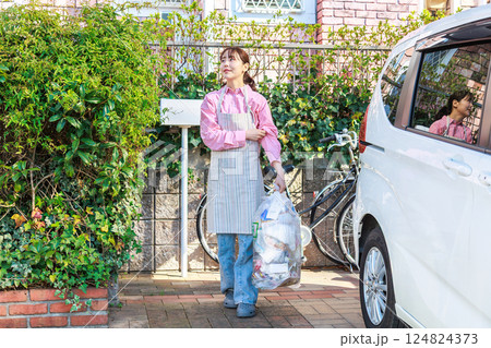 ゴミを出しに行く女性 124824373