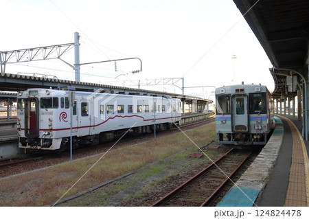 函館駅に停車中の函館本線キハ150・道南いさりび鉄道キハ40 124824478
