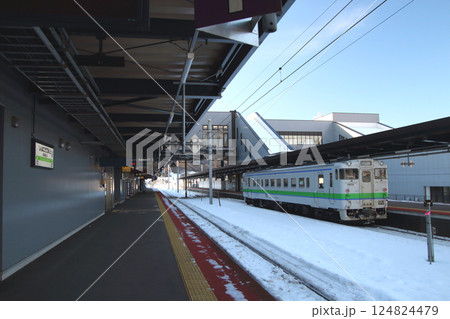 冬の新函館北斗駅に停車中の函館本線キハ40（函館エリア） 124824479