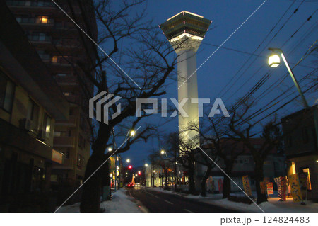 日暮れの冬の五稜郭タワー2代目（北海道函館市五稜郭町） 124824483
