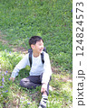 ランドセルを背負って座って笑う男の子 124824573