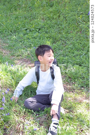 ランドセルを背負って座って笑う男の子 ランドセルを背負って座って笑う男の子 124824573