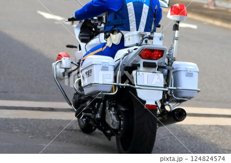 パトロール中の白バイ 124824574