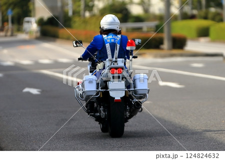 パトロール中の白バイ 124824632