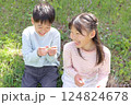 ナチュラルな笑顔の小学生男女 124824678
