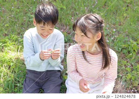 ナチュラルな笑顔の小学生男女 124824678