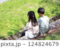 並んで座る小学生男女 124824679