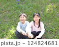 草腹に座って笑う子供（男の子、女の子） 124824681