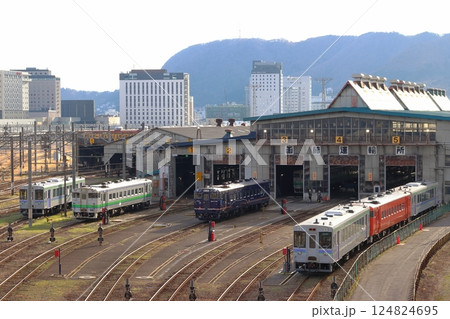 函館運転所に留置中の函館本線・道南いさりび鉄道車両 124824695