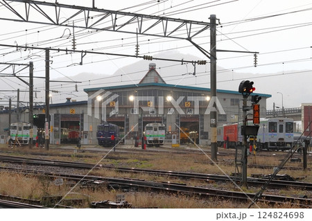 函館運転所に留置中の函館本線・道南いさりび鉄道車両 124824698