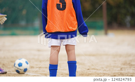 少年サッカーの試合（サッカーボールで練習する選手） 124824793