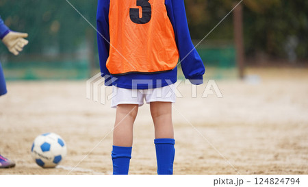 少年サッカーの試合(サッカーボールで練習する選手) 少年サッカーの試合(サッカーボールで練習する選手) 124824794
