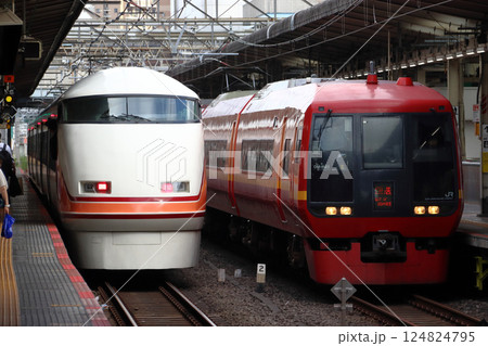 東武線直通特急：JR車と東武車の並び（池袋駅） 124824795