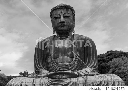 Monochrome depiction of the Kamakura Buddha with a focus on the weathered bronze surface 124824973