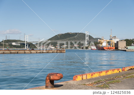 【北九州門司港　関門海峡と関門橋　門司港から】 124825036