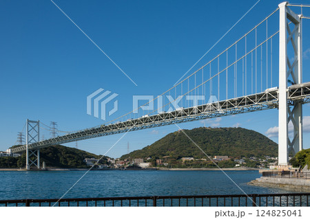 【北九州門司港　関門海峡と関門橋ノーフォーク 広場から】 124825041