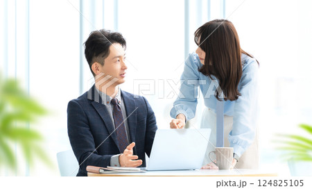 打ち合わせをする男女2人のビジネスマン 124825105