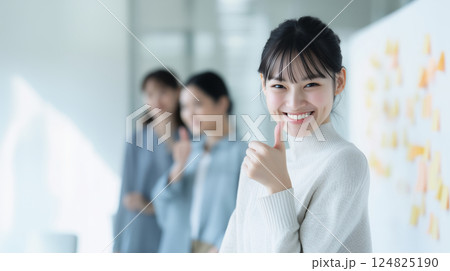 信頼感を与える女性社員の笑顔 124825190