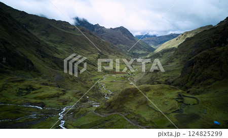 アンデス山脈の静かな渓谷風景｜ペルーの大自然と山村の絶景 124825299
