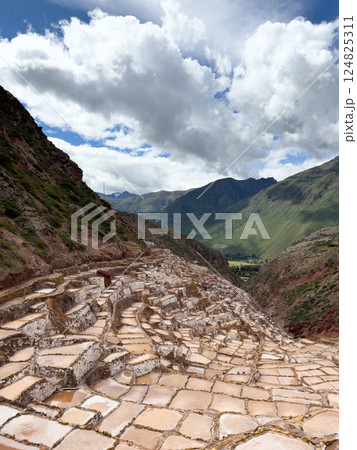 青空の下に広がるマラスの塩田｜アンデス山脈の伝統風景（ペルー） 124825311