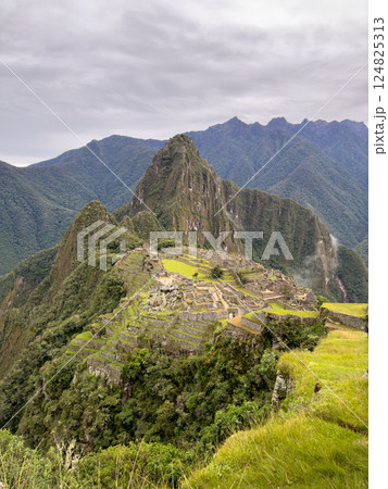 マチュピチュ全景｜雲と山に囲まれたインカの神秘都市（ペルー） 124825313