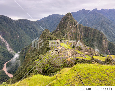 マチュピチュ全景｜雲と山に囲まれたインカの神秘都市（ペルー） 124825314