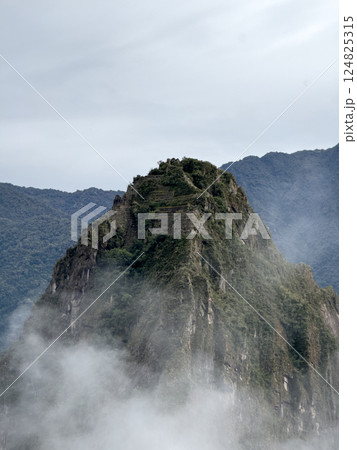 雲に浮かぶワイナピチュ山|マチュピチュを見下ろす神秘の聖地 雲に浮かぶワイナピチュ山|マチュピチュを見下ろす神秘の聖地 124825315
