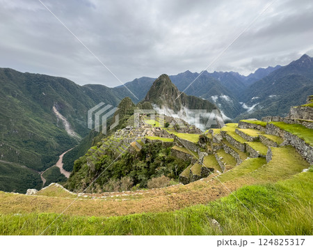 マチュピチュ全景|雲と山に囲まれたインカの神秘都市(ペルー) マチュピチュ全景|雲と山に囲まれたインカの神秘都市(ペルー) 124825317