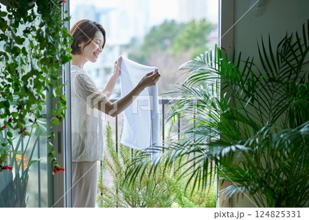 洗濯物を干す女性 124825331