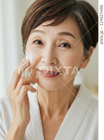 笑顔でクリームを塗るシニア女性のスキンケ(AI生成画像) 笑顔でクリームを塗るシニア女性のスキンケ(AI生成画像) 124825486