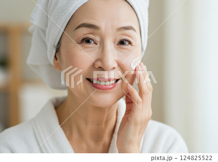 タオルを巻いて朝のスキンケアを楽しむシニア女性(AI生成画像) タオルを巻いて朝のスキンケアを楽しむシニア女性(AI生成画像) 124825522