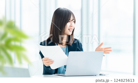 笑顔で対話をする女性・ビジネスウーマン 笑顔で対話をする女性・ビジネスウーマン 124825613
